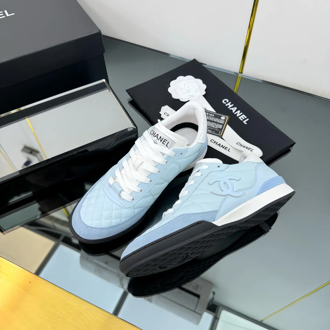 👟👟Ex-factory price 600👟👟 Top version Chanel Chanel - 2025 counter top casual sports shoes. This classic design; the upper is electro-embroidered with a variety of techniques; the outsole is fashionable and sporty; it is extraordinary and incorporates a variety of color matching elements... The diversified mix and match is very beautiful and versatile, and can be used for leisure, fashion, sports and outdoor... ꫛꫀꪝ Go➫ Material: ❶Upper is made of: original imported mercerized velvet + double-layer breathable mesh ❷Inside is made of: original imported breathable mesh ❸Outsole is based on: original TPU combination outsole Counter boutique packaging complete set for women 35–41 👉